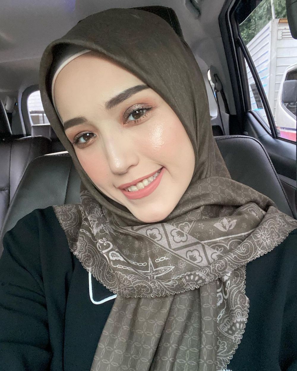 Gaya Anak Kuliahan hingga Hijab Lilit, 9 Ide Hijab ala Adelia Pasha