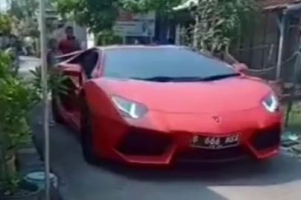 Viral Lamborghini Masuk Kampung, Milik Bos Sepatu yang Mudik