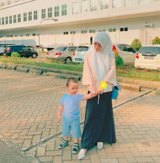 Mama Muda Idaman! 9 Momen Cekatan Larissa Chou Momong Buah Hati
