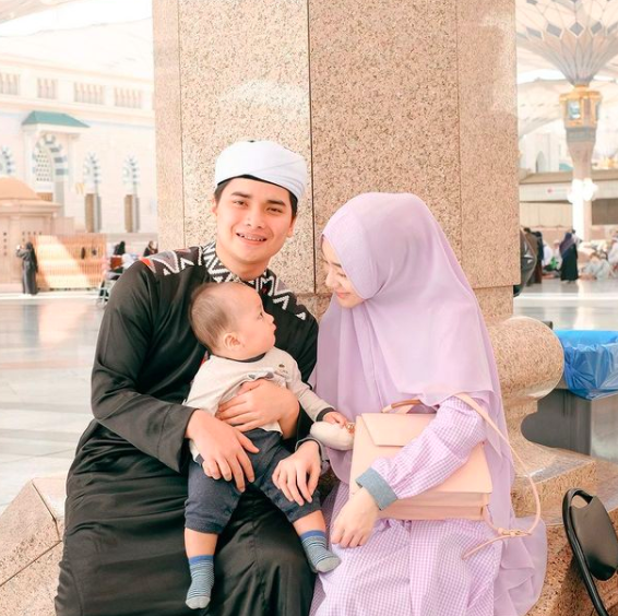 Mama Muda Idaman! 9 Momen Cekatan Larissa Chou Momong Buah Hati