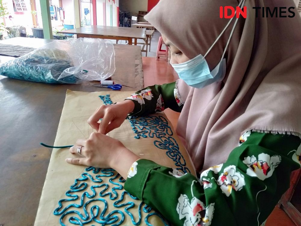 Intip Pembuatan Sulam Usus Khas Lampung, Terkenal hingga Mancanegara