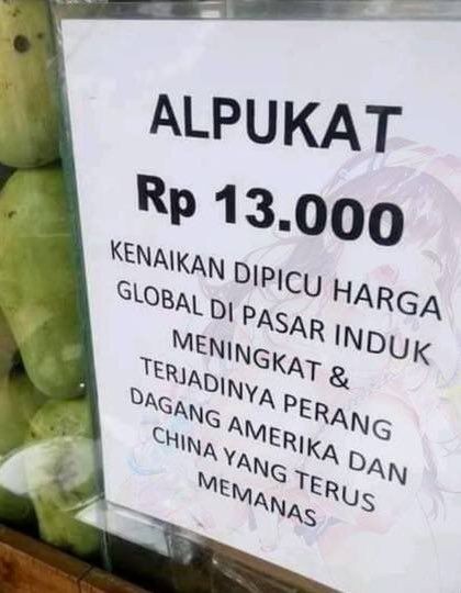 Aneh tapi Kocak! 10 Potret Kelakuan Absurd Tukang Buah