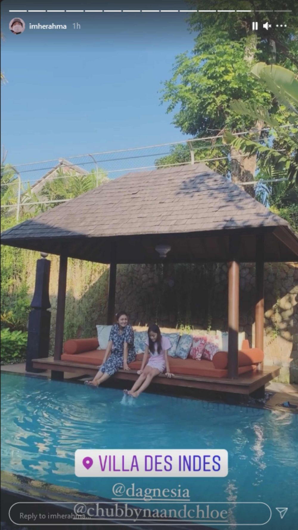 10 Potret Darius Sinathrya Kerja sembari Liburan Keluarga di Bali