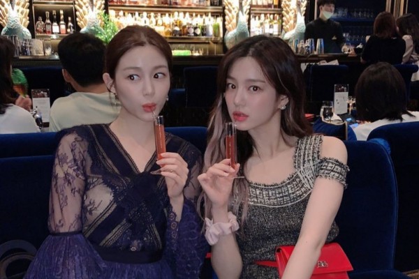 Sesama Artis, 12 Potret Hangat Lee Da In dengan Kakak dan Ibunya