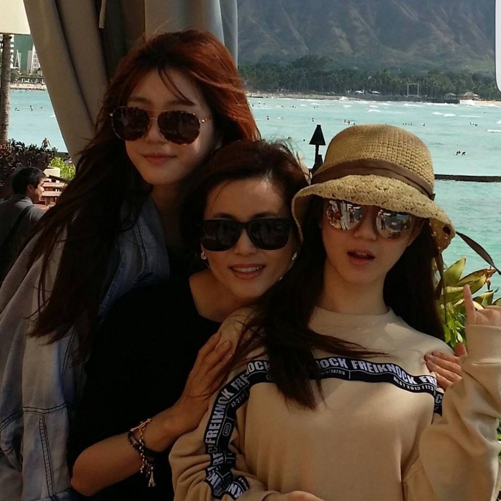 Sesama Artis, 12 Potret Hangat Lee Da In dengan Kakak dan Ibunya