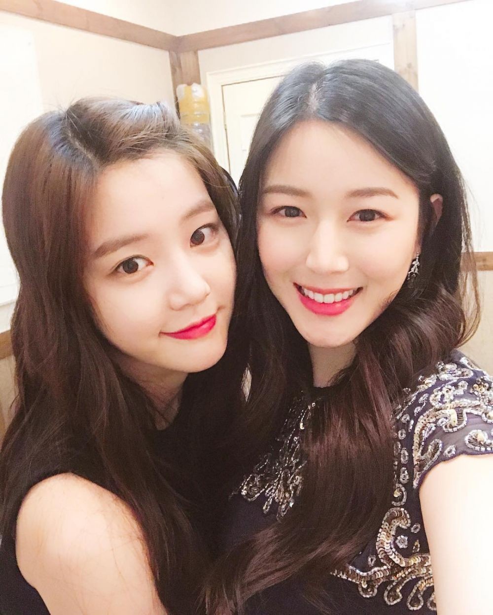 Сестра ли. Lee sisters Корея. Lee Yoo bi Lee da in. Korean selfie with лист. Би енг ту дарк.