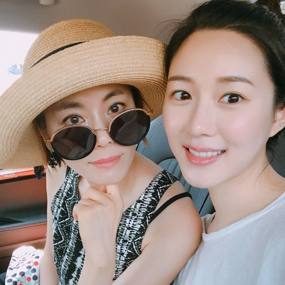 Sesama Artis, 12 Potret Hangat Lee Da In dengan Kakak dan Ibunya