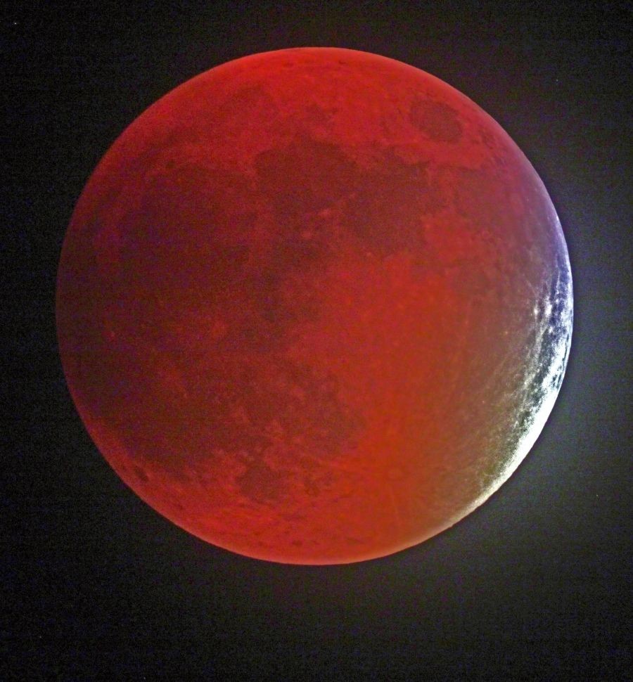 Кровавая Луна в космосе
