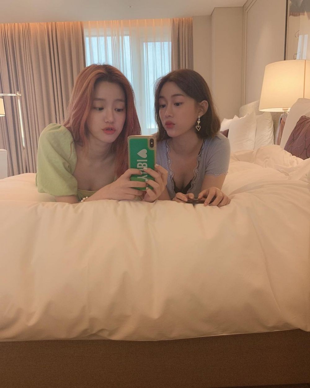 Sesama Artis, 12 Potret Hangat Lee Da In dengan Kakak dan Ibunya