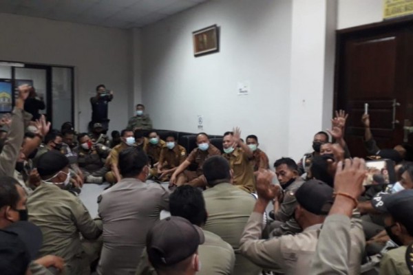 Tak Masuk Formasi, Honorer Satpol PP Geruduk Kantor Wali Kota Serang