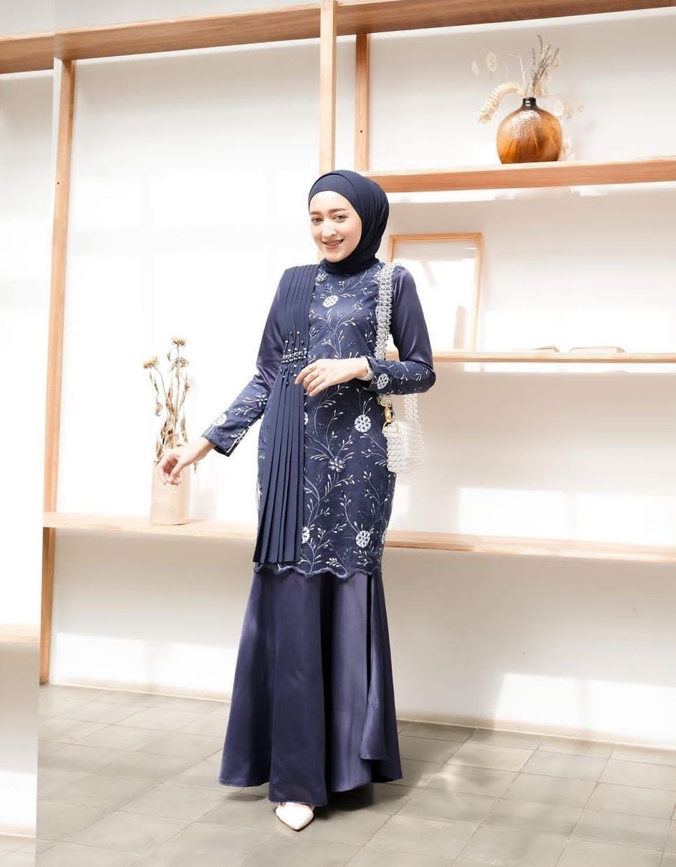 12 Dress dan OOTD Couple Kondangan Warna Navy, Berkelas!