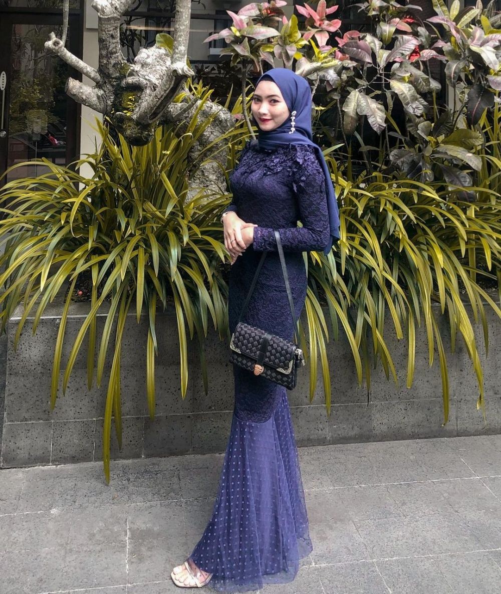 10 Inspirasi Gaya Kondangan Bertema Navy, Pasti Elegan!