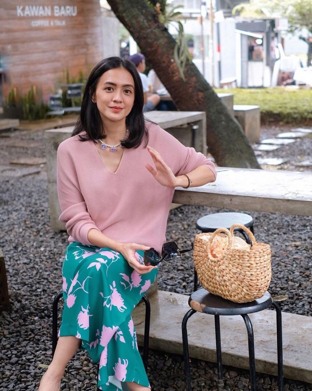 9 Ide Perpaduan Tas Anyaman dan OOTD Artis, Etnik dan Estetis