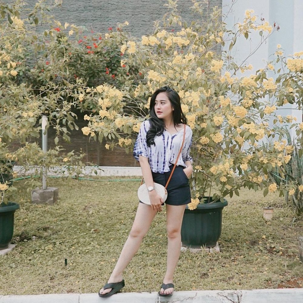 9 Ide Perpaduan Tas Anyaman dan OOTD Artis, Etnik dan Estetis