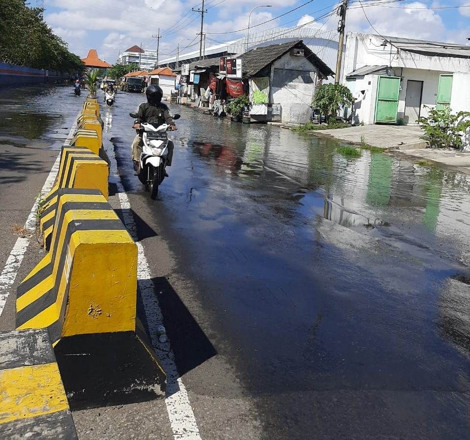 Akibat Super Blood Moon, Banjir Rob Mulai Menggenangi Pesisir Surabaya