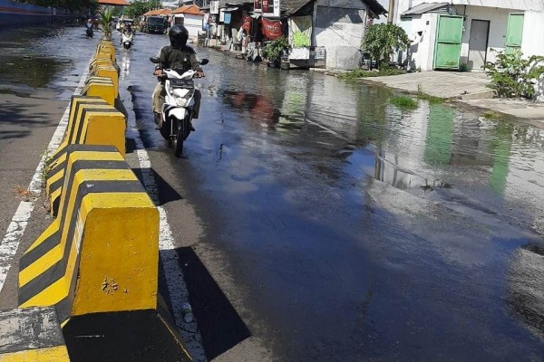 Akibat Super Blood Moon, Banjir Rob Mulai Menggenangi Pesisir Surabaya