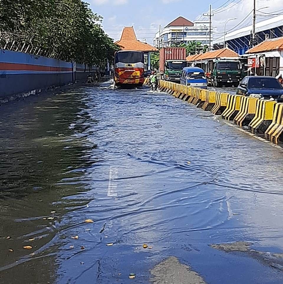 Akibat Super Blood Moon, Banjir Rob Mulai Menggenangi Pesisir Surabaya