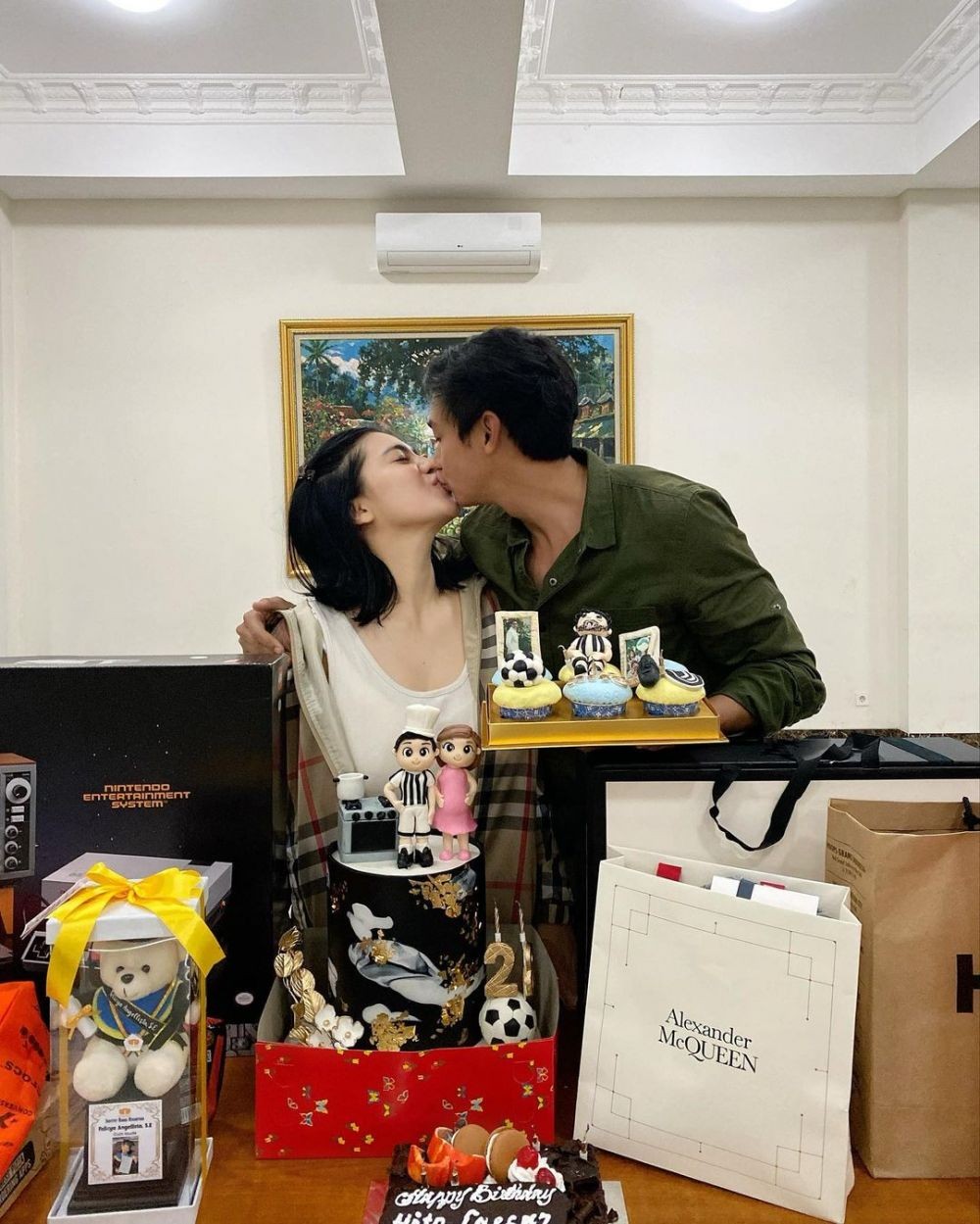10 Momen Hito Caesar Kaget Dapat Kejutan Spesial dari Istri Tercinta