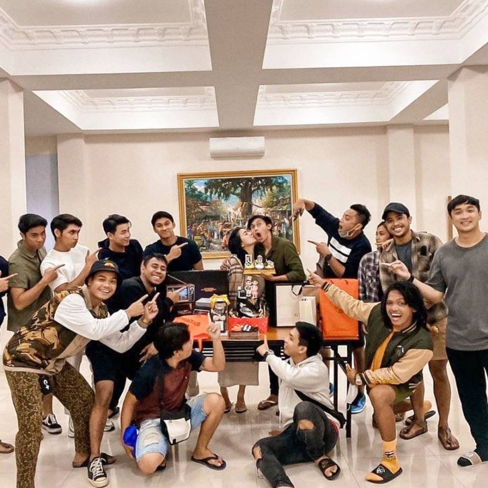10 Momen Hito Caesar Kaget Dapat Kejutan Spesial dari Istri Tercinta