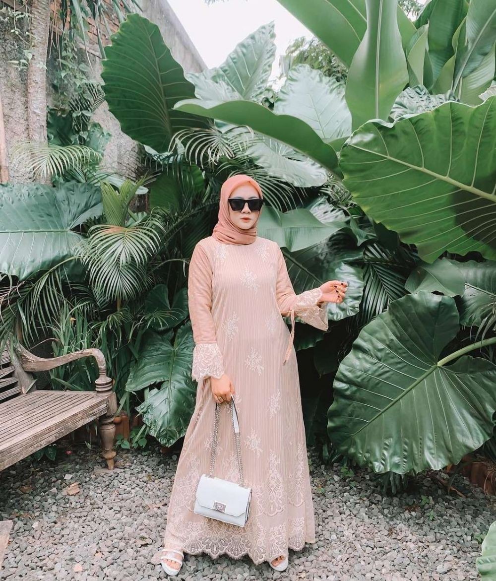 10 Ide OOTD Kondangan Warna Peach, Segar dan Eye Catching