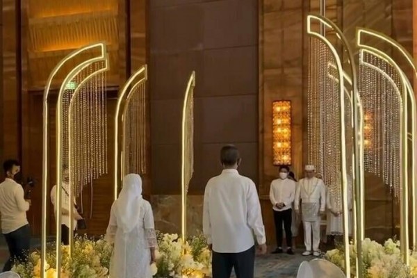 Bunga Lili Hingga Lampu Kristal, 9 Dekor Megah Pernikahan Ifan-Citra