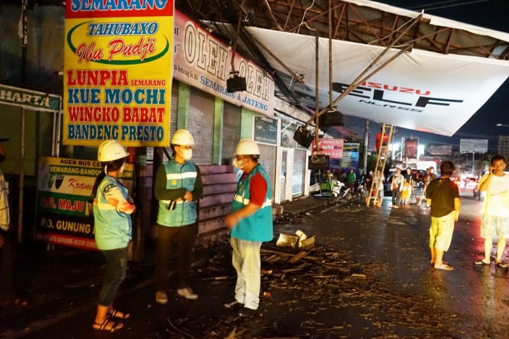 Semarang Hujan Angin, 11 Pohon Tumbang, 1.717 Gardu Listrik Terganggu