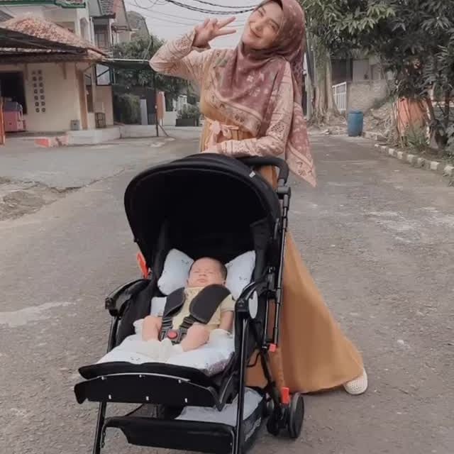 Ditalak Rizki DA, 10 Potret Nadya Mustika Telaten Asuh Baby Syaki