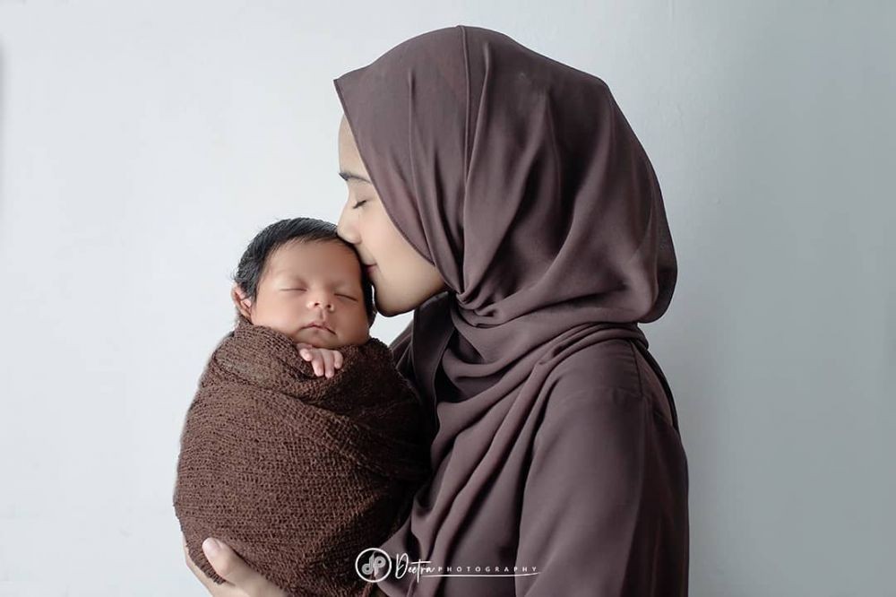 Ditalak Rizki DA, 10 Potret Nadya Mustika Telaten Asuh Baby Syaki