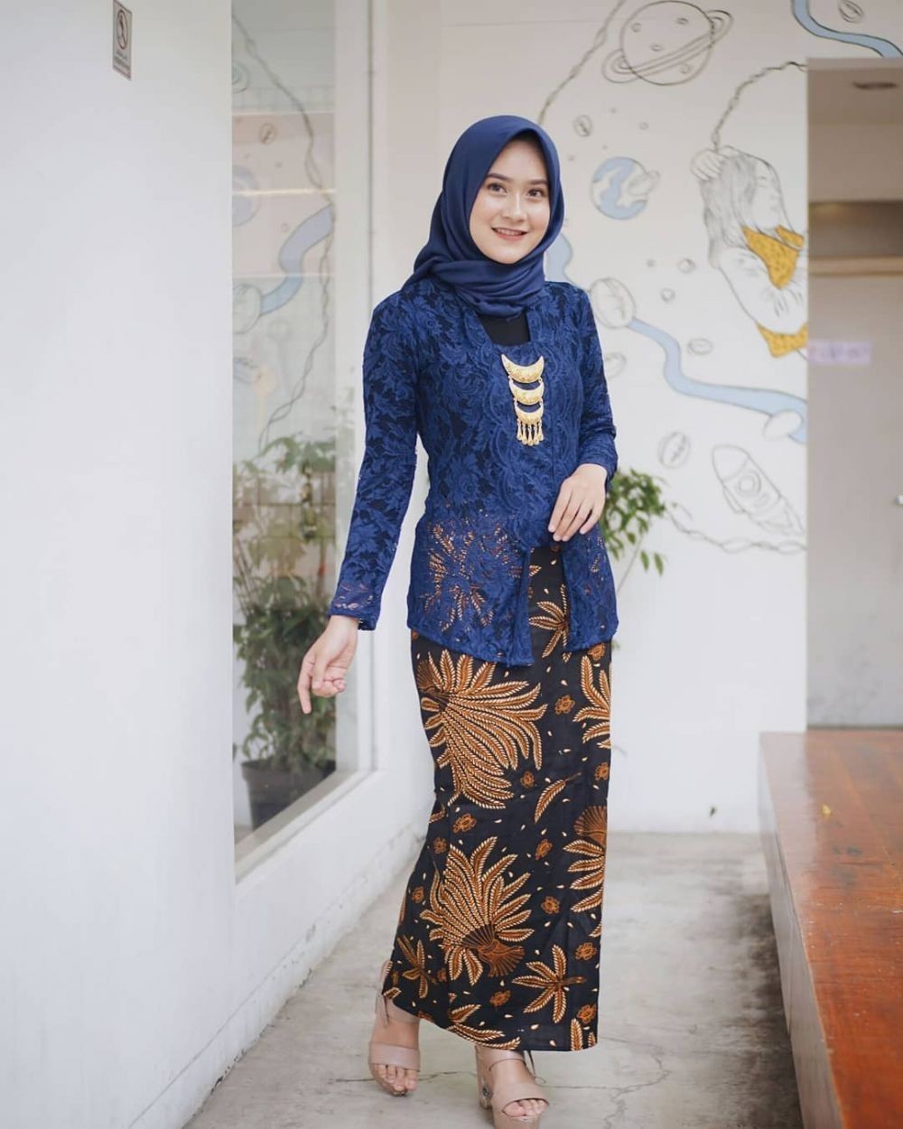 10 Inspirasi Outfit Brokat Navy untuk Kondangan ala Ningrat