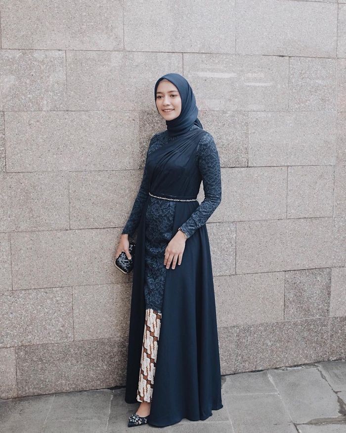 Model Outfit Brokat Navy Untuk Kondangan, Gaya Ala Ningrat