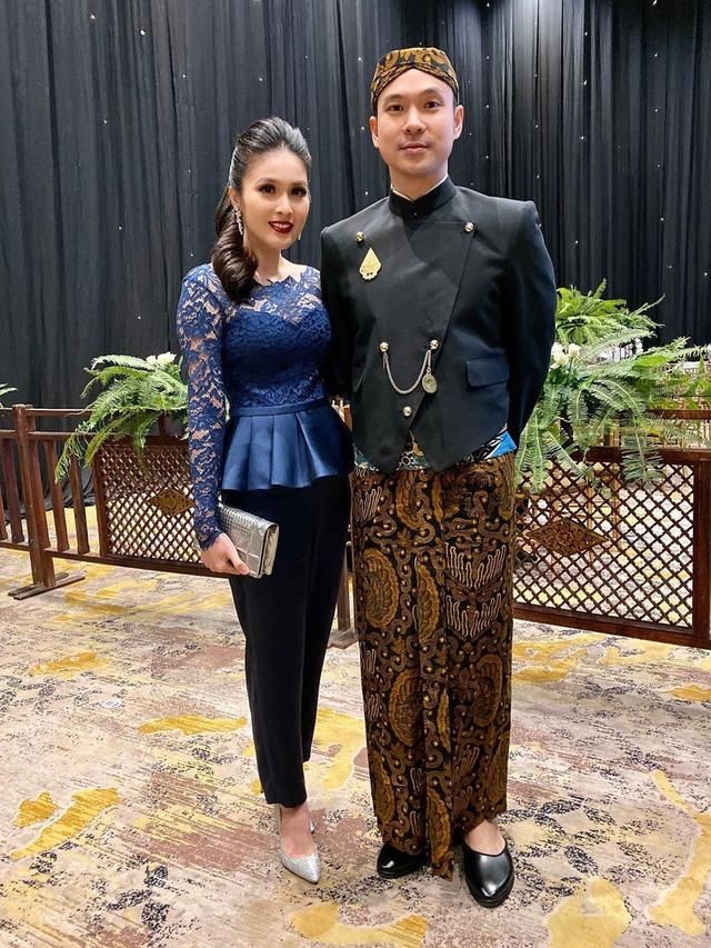 10 Inspirasi Outfit Brokat Navy untuk Kondangan ala Ningrat