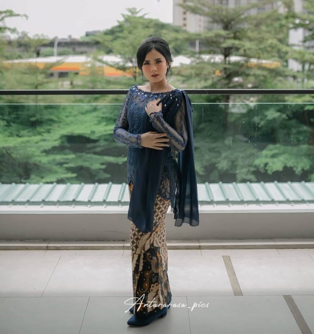 10 Inspirasi Outfit Brokat Navy untuk Kondangan ala Ningrat