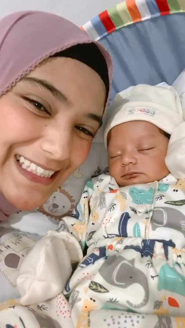 Ditalak Rizki DA, 10 Potret Nadya Mustika Telaten Asuh Baby Syaki