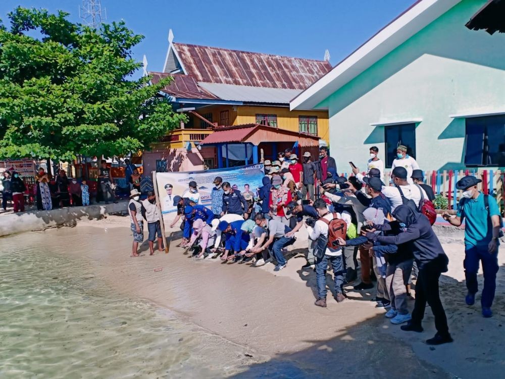 85 Ekor Tukik Dilepas ke Laut di Pulau Barrang Caddi Makassar