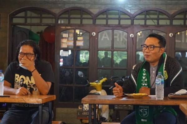 Pakai Syal Dan Jaket Persebaya, Ridwan Kamil Ketemu Bonek