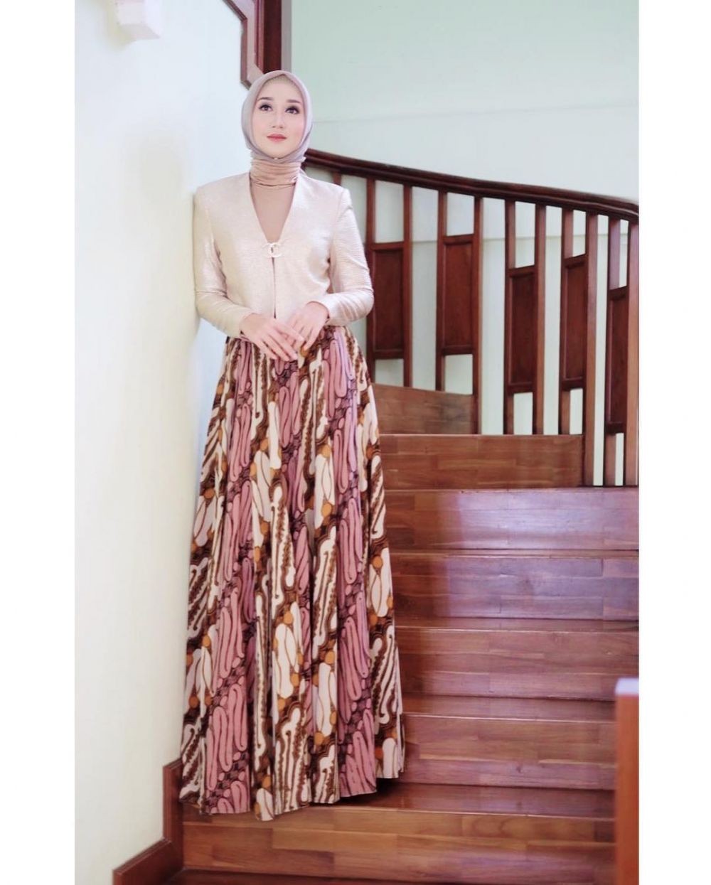 10 Style Kondangan ala Dian Pelangi, Mewah Curi Perhatian