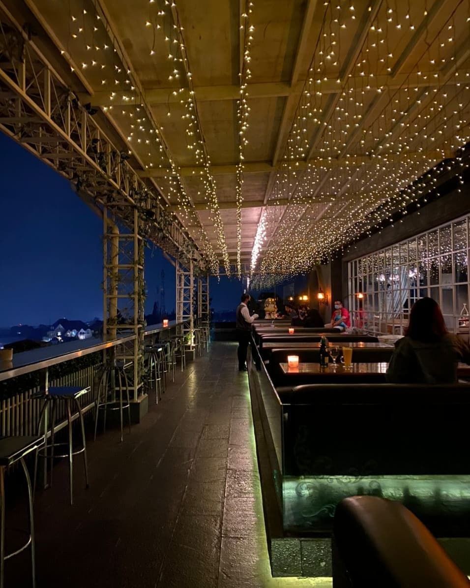 10 Bar di Bandung Berkonsep Rooftop, Pemandangannya Kece