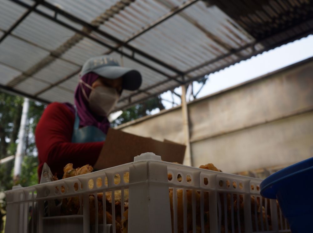 Aksi Sosial Warga Bandung Jual Nasi Hanya Rp2.000 per Bungkus