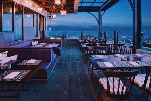 10 Bar di Bandung Berkonsep Rooftop, Pemandangannya Kece Banget!