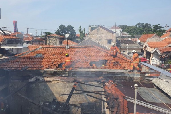 Ditinggal Pergi, Rumah di Ngagel Timur Ludes Terbakar