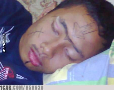 Auto Dikerjain Teman, 10 Potret Kocak Akibat Tidur Duluan