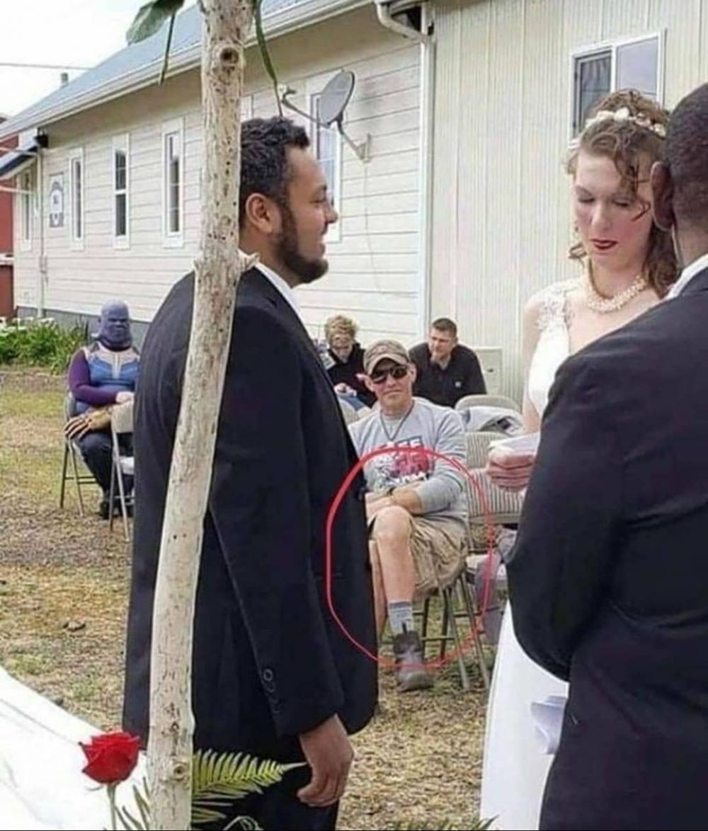 Pengin Ketawa Deh Lihatnya, 10 Potret Orang dengan Pose Tak Terduga