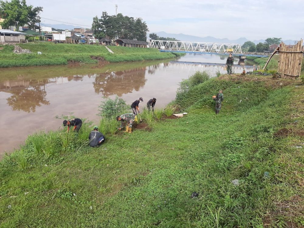 Cegah Banjir, 860 Pohon Ditanam di Bantaran Sungai Cikapundung