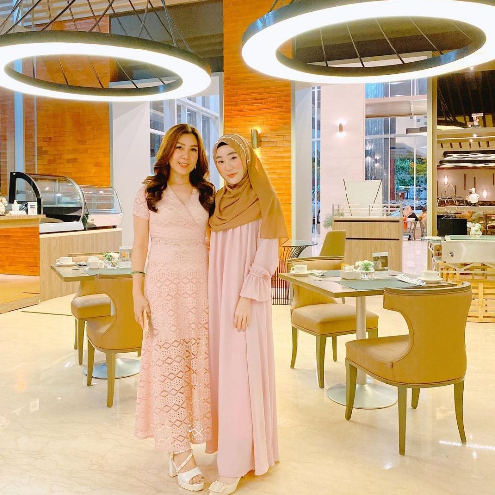 9 OOTD Kondangan Mewah ala Ibunda Larissa Chou, Mama Muda Kece