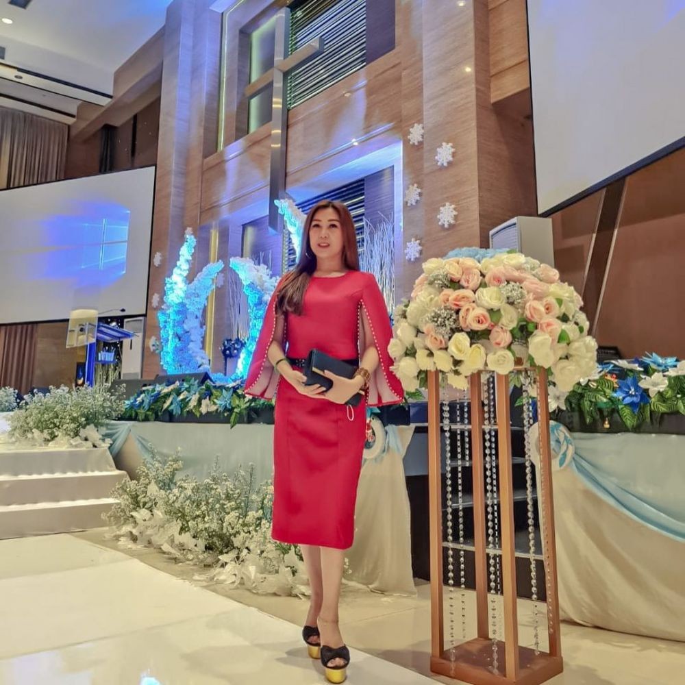 9 OOTD Kondangan Mewah ala Ibunda Larissa Chou, Mama Muda Kece