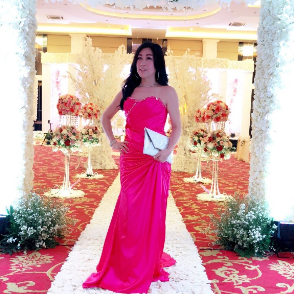9 OOTD Kondangan Mewah ala Ibunda Larissa Chou, Mama Muda Kece