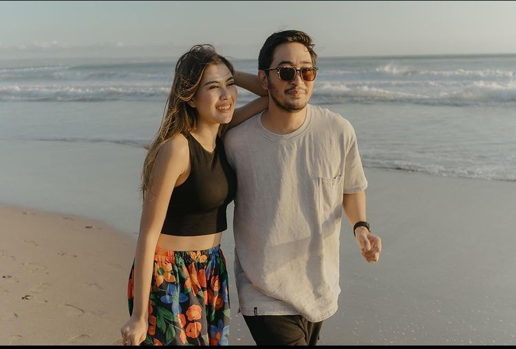 11 Potret Mesra Syahnaz dan Jeje di Pantai Bali, Bak Prewedding