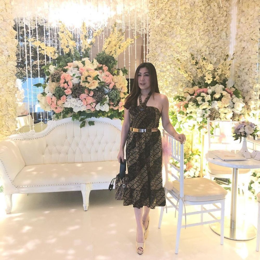 9 OOTD Kondangan Mewah ala Ibunda Larissa Chou, Mama Muda Kece