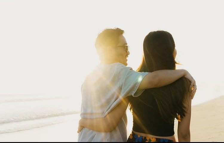 11 Potret Mesra Syahnaz dan Jeje di Pantai Bali, Bak Prewedding