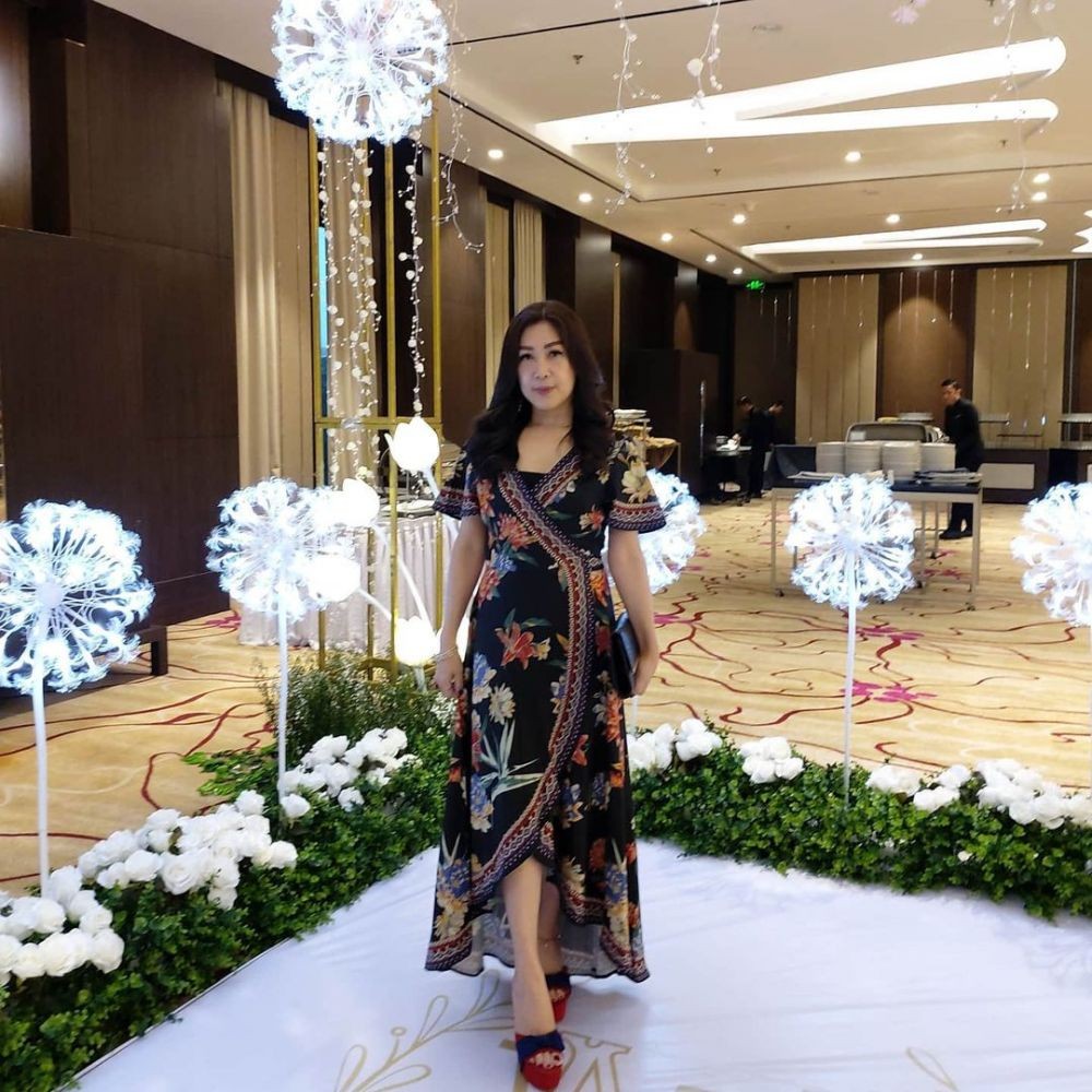 9 OOTD Kondangan Mewah ala Ibunda Larissa Chou, Mama Muda Kece